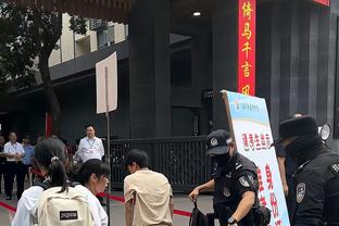 奥纳纳本场数据：5次扑救，1次解围，获评全场并列第二高8.0分